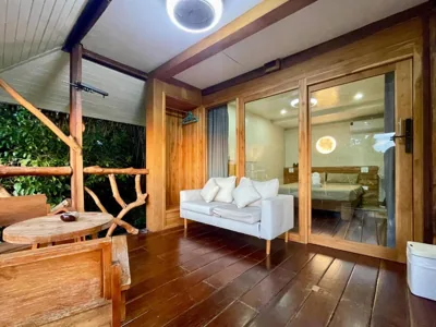 Tweepersoonskamer met balkon en zeezicht — Tantawan sea view residence 山海居