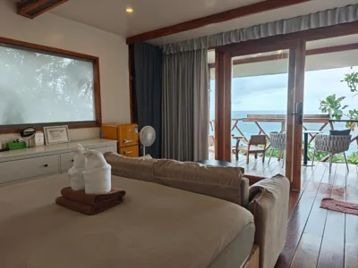 Tweepersoonskamer met balkon en zeezicht — Tantawan sea view residence 山海居